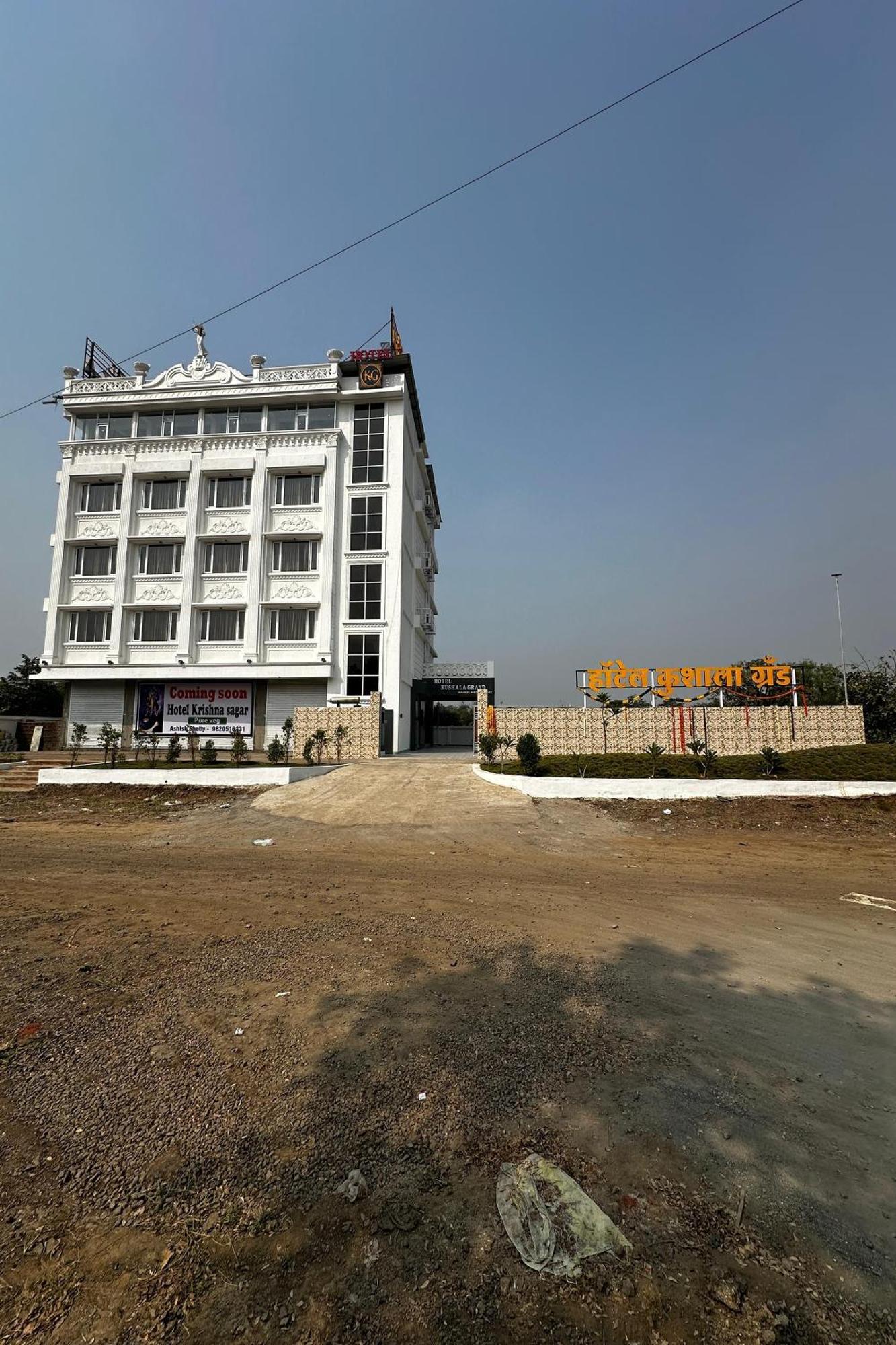 Hotel Kushala Grand, Dombivali Mangrul Exterior foto
